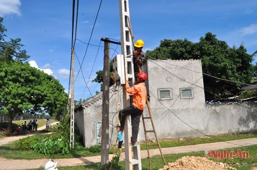 Nhân viên Điện lực Đô Lương thay thế đường điện tại xã Đông Sơn.