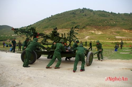 Lực lượng vũ trang Thành phố Vinh diễn tập  sẵn sàng chiến đấu.