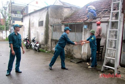 Dân quân tự vệ phường Hưng Dũng làm nhà tình nghĩa cho gia đình chính sách trên địa bàn.