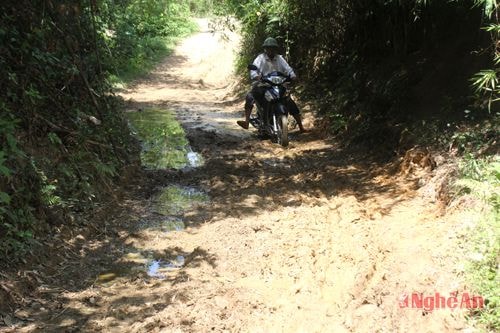 Đường vào xóm Xuân Thảo qua nhiều khe suối, mùa mưa nước dâng cao khiến nhiều hộ dân bị cô lập.
