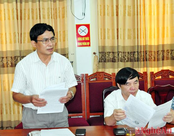 Đồng chí Trần Quốc Chung - Phó trưởng ban Kinh tế - Ngân sách HĐND tỉnh đề nghị huyện làm rõ một số vấn đề cử tri quan tâm.