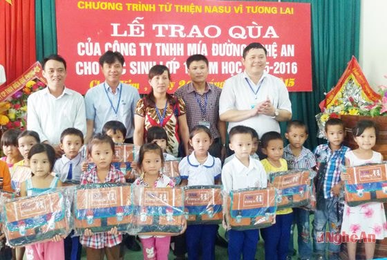 Trao quà khuyến học cho các em học sinh ở  huyện Quế Phong.