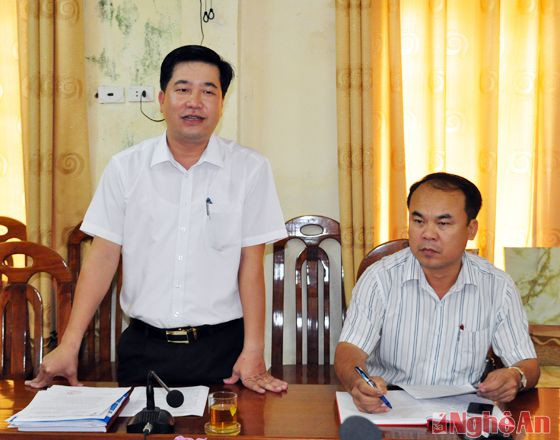 Đồng chí Nguyễn Hữu Sáng - Phó Chủ tịch UBND huyện chia sẻ một số thông tin mà đoàn khảo sát của HĐND tỉnh quan tâm