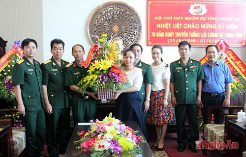 Đồng chí Phạm Thị Hồng Toan tặng hoa chúc mừng Bộ CHQS tỉnh.