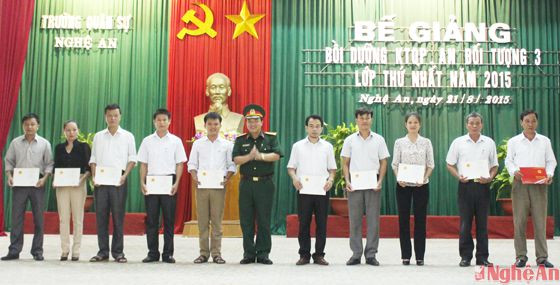 Thượng tá Nguyễn Văn Bình - Hiệu trưởng nhà trường trao bằng tốt nghiệp cho các học viên