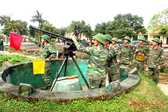 Chiến sỹ Trung đoàn 764 (Bộ CHQS tỉnh) huấn luyện bắn súng 12,7mm. Ảnh: phong quang