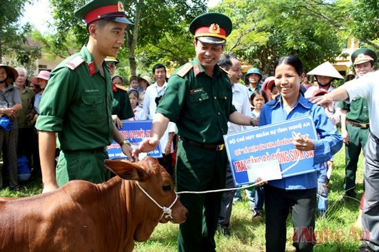 Lãnh đạo Bộ CHQS tỉnh trao bò giống sinh sản cho hộ nghèo xã Đại Thành (Yên Thành).Ảnh: T.K