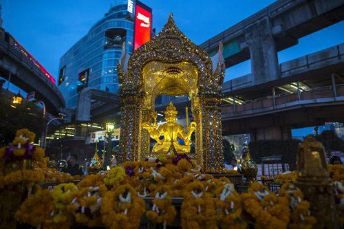 Đền thờ Erawan ở trung tâm thủ đô Bangkok - Ảnh: Reuters
