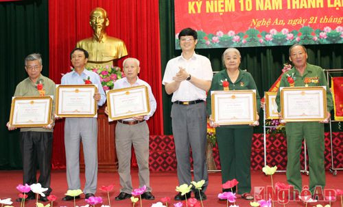 Đồng chí Lê Xuân Đại trao tặng bằng khen của Chủ tịch UBND tỉnh Nghệ An cho các cá nhân có thành tích xuất sắc trong xây dựng phong trào thi đua.