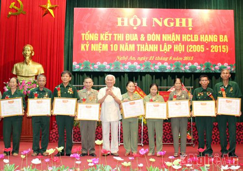 Đồng chí Nguyễn Liên - Chủ tịch Hội Cựu TNXP Việt Nam trao bằng khen cho các cá nhân điển hình tiên tiến trong các phong trào của hội.