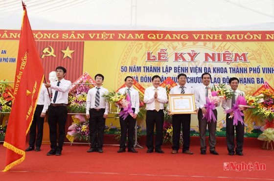 Bệnh viện Đa khoa thành phố Vinh đón nhận Huân chương Lao động hạng 3.