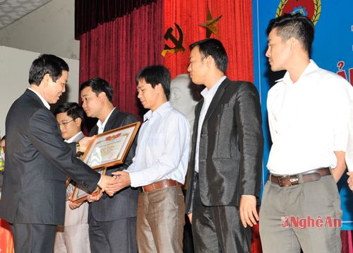 Giám đốc Sở LĐ-TB&XH Nguyễn Bằng Toàn trao Bằng khen cho các giáo viên đoạt giải tại Hội thi giáo viên dạy nghề giỏi năm 2014.Ảnh: P.V