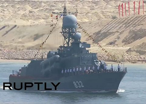 Tàu tên lửa R-32 của Nga tham gia diễu hành ngày 6.8 nhân khánh thành kênh đào Suez mới