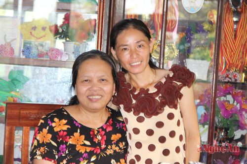 Mẹ Bình (trái) hạnh phúc khi con gái vừa lấy chồng ở Đắk Lắk về thăm.