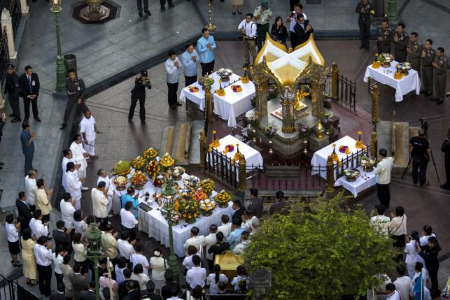 Các quan chức Chính phủ Thái Lan tham dự buổi lễ theo nghi thức tôn giáo tại đền Erawan ở trung tâm Bangkok hôm 21/8.