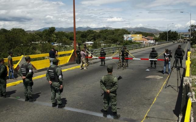 Vệ binh quốc gia Venezuela đứng gác đối diện binh lính Colombia tại cầu quốc tế Simon Bolivar, khu vực biên giới 2 nước ở bang Tachira, Venezuela hôm 20/8. Ảnh Reuters.