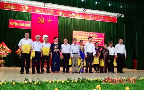 Lãnh đạo huyện tặng quà cho các đại biểu