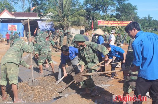  Đổ bê tông tại xóm 12