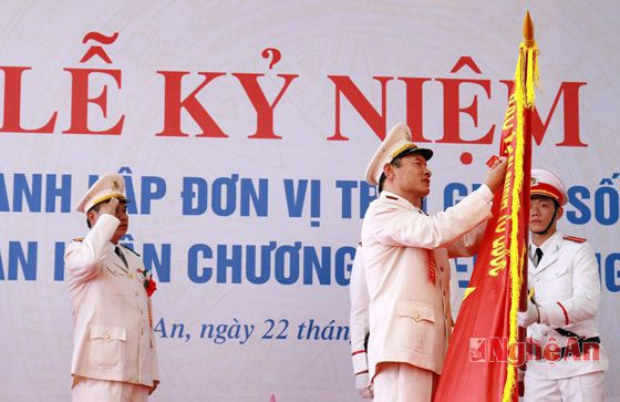 Thừa lệnh ủy quyền của Chủ tịch nước, Trung tướng Nguyễn Hoàng Hà, Phó Tổng cục trưởng Tổng cục Thi hành án hình sự và hỗ trợ tư pháp trao tặng Huân chương chiến công hạng Ba cho Trại giam số 3