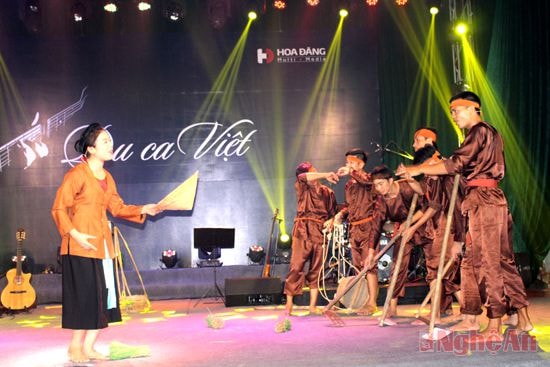 Tiết mục Ví phường cấy do các nghệ nhân của CLB Dân ca xã Hưng Tân (Hưng Nguyên) thể hiện.