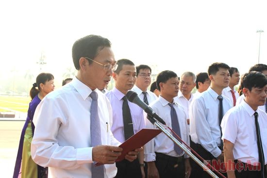Lãnh đạo, cán bộ, nhân viên Sở Tài chính báo công với Bác  tại Quảng trường Hồ Chí Minh.Ảnh: P.V