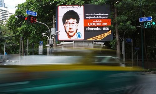 Phác thảo chân dung của nghi phạm chính trong vụ đánh bom được trưng trên đường phố Bangkok. Nguồn: AFP.