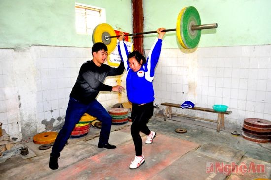 HLV Vũ Lê Hoàng hướng dẫn kỹ thuật cho VĐV. Ảnh: Minh Quân