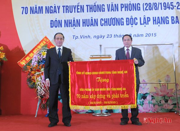 Đồng chí Trần Hồng Châu- Phó Bí thư Thường trực Tỉnh ủy trao bức trướng của Tỉnh ủy, HĐND, UBND cho Văn phòng UBND tỉnh