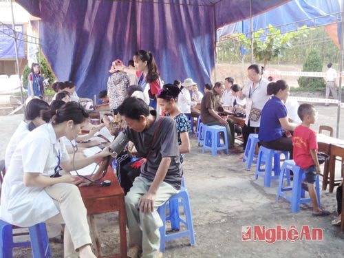  Đội ngũ y, bác sỹ khám  và tư vấn cho các bệnh nhân.