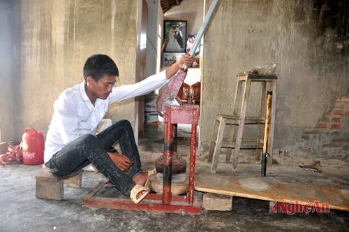 Anh Hoàng Văn Tài tại cơ sở sản xuất của mình.