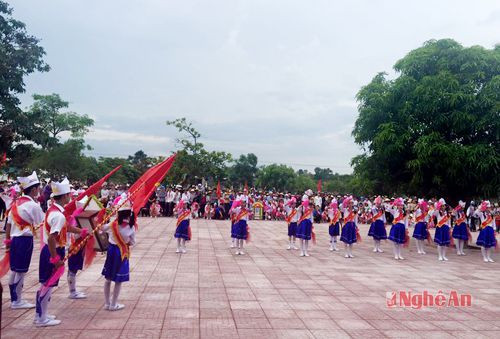 Đội TNTP xã Hưng Trung (Hưng Nguyên) duyệt nghi thức Đội  chào mừng 70 năm Cách mạng Tháng Tám.