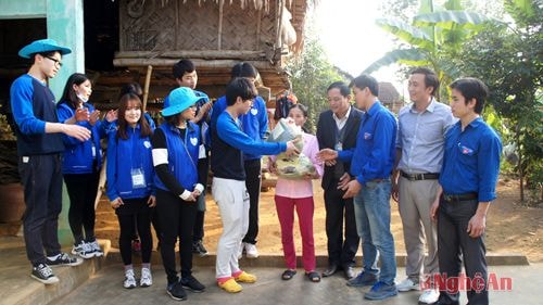 Hội Sinh viên các trường ĐH Hàn Quốc thăm, tặng quà gia đình khó khăn tại các xã Thọ Sơn, Hoa Sơn (Anh Sơn).   l Tình nguyện viên Hội Sinh viên các trường ĐH Hàn Quốc giao lưu với các cháu Trường Mầm non Thọ Sơn (Anh Sơn).