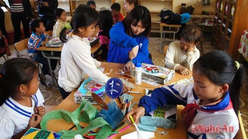  l Tình nguyện viên Hội Sinh viên các trường ĐH Hàn Quốc giao lưu với các cháu Trường Mầm non Thọ Sơn (Anh Sơn).