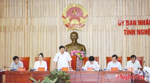 Đồng chí Chủ tịch UBND tỉnh Nguyễn Xuân Đường chủ trì cuộc họp.
