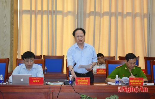Đồng chí Nguyễn Văn Độ báo cáo tình hình kinh tế-xã hội của tỉnh trong tháng 8.