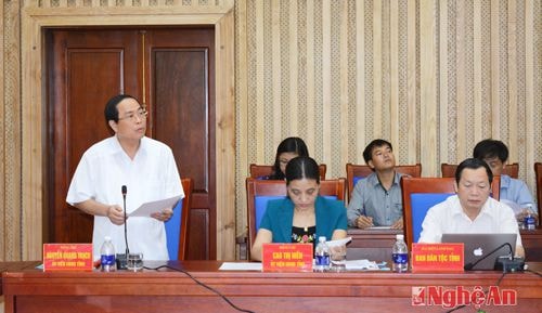 Đồng chí Nguyễn Quang Trạch, ủy viên UBND tỉnh báo cáo kết quả thực hiện Thông báo kết luận của Chủ tịch UBND tỉnh tại phiên họp thường kỳ tháng 7.