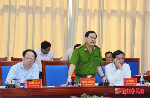 Đồng chí Nguyễn Hữu Cầu, Giám đốc Công an tỉnh kiến nghị các sở, ban, ngành, đặc biệt là các đơn vị Báo Nghệ An, Đài PTTH tỉnh,… hỗ trợ trên mặt trận tuyên truyền, phối hợp thực hiện công tác dân vận, triển khai Chỉ thị 46 trên địa bàn.