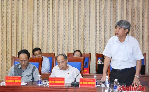 Ông Võ Văn Hải – Trưởng BQL Khu kinh tế Đông Nam đóng góp ý kiến bổ sung, chỉnh sửa một số nội dung trong dự thảo báo cáo Kết quả hai năm thực hiện Nghị quyết số 26-NQ/TW.