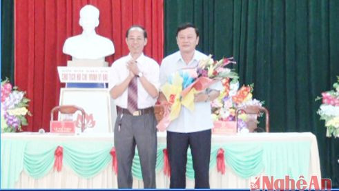 Đồng chí Nguyễn Duy Thủy, nguyên Chủ tịch HĐND huyện tặng hoa chức mừng đồng chí Bùi Thanh Bảo