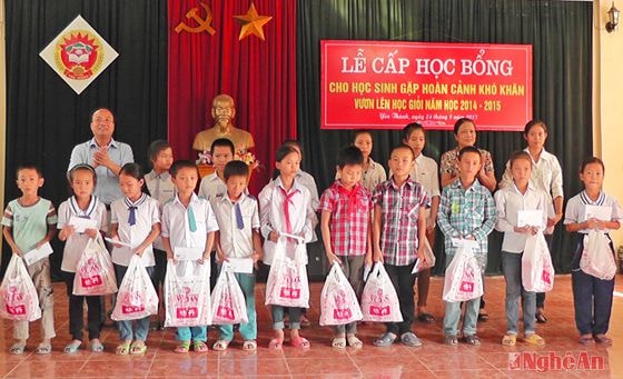 Lãnh đạo huyện Yên Thành trao học bổng cho các em học sinh.