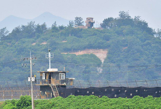 Tiền đồn quân sự Hàn Quốc (phía dưới) và Triều Tiên (phía trên) nhìn từ thành phố biên giới Paju ngày 21/8. Ảnh: AFP/TTXVN