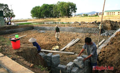 Người dân xóm 5, xã Thịnh Sơn (Đô Lương) xây dựng ao nuôi cá trên diện tích ruộng sau chuyển đổi.