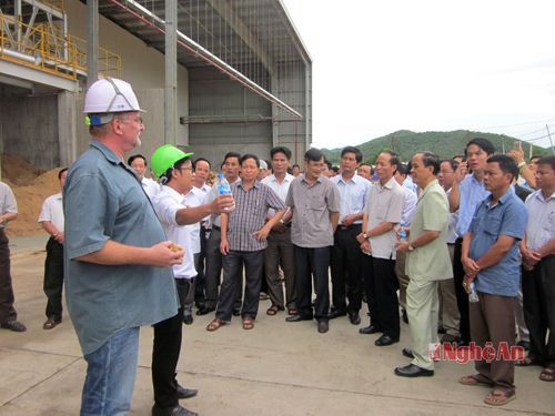 Chuyên gia nước ngoài giới thiệu cho đại biểu các huyện về tham quan Nhà máy  Chế biến gỗ và ván sợi công nghiệp MDF. 