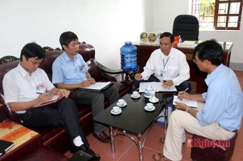 Đoàn kiểm tra thực hiện Chỉ thị 17 tại UBND  xã Liên Thành (Yên Thành).