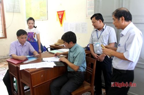 Kiểm tra việc thực hiện Chỉ thị 17 của BTV Tỉnh ủy tại UBND Thị trấn Tương Dương. Ảnh: P.v