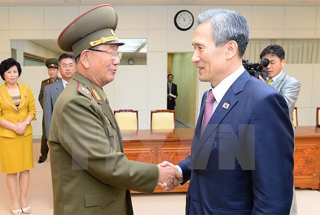 Cố vấn an ninh quốc gia Hàn Quốc Kim Kwan-jin (phải) và Chủ nhiệm Tổng cục chính trị quân đội Triều Tiên Hwang Pyong-so sau khi kết thúc đàm phán. Ảnh: Yonhap/ TTXVN