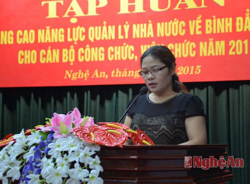 Bà Đào Thị Thanh Mai, Phó Chủ tịch Công đoàn Viên chức tỉnh đọc khai mạc lớp tập huấn