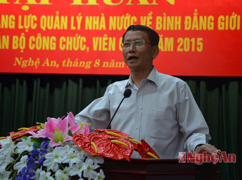 Ông Vi Ngọc Quỳnh, Phó Giám đốc Sở Lao động, Thương binh và Xã hội phát biểu tại lớp tập huấn.