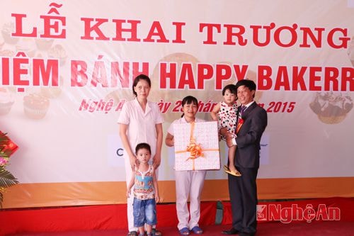 Ông Nguyễn Duy Nam, Hiệu trưởng Trường Cao đẳng nghề Việt Nam - Hàn Quốc tặng quà cho trẻ em khó khăn đang điều trị tại Quỳ bảo trợ trẻ em
