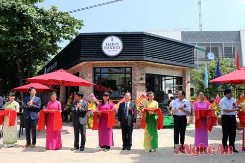 Các đại biểu cắt bằng khánh thành tiệm bánh